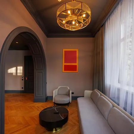 Lion's Castle إلفيف