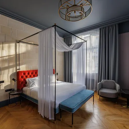 Lion's Castle إلفيف