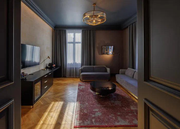 Lion's Castle إلفيف