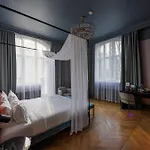 замок льва 4*