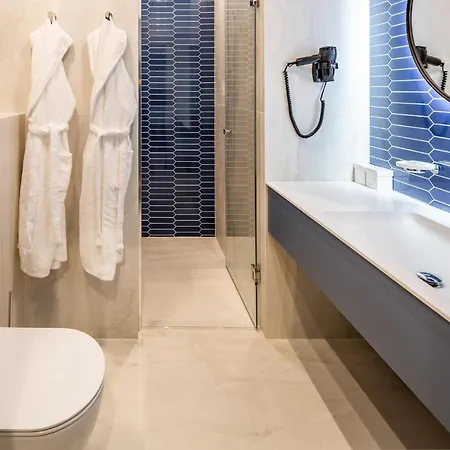 Lion's Castle Hotel 4*