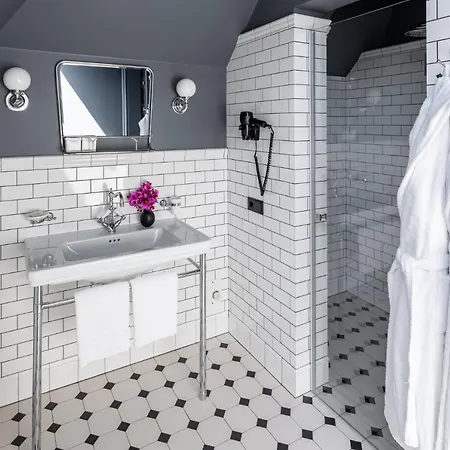 Hotel Lion's Castle 4*
