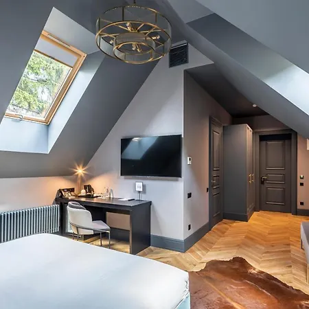 Hotel Lion's Castle 4*