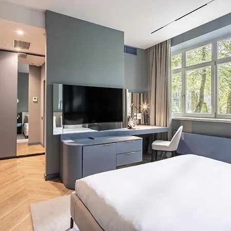 Hotel Lion's Castle 4*