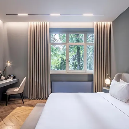 Hotel Lion's Castle 4*