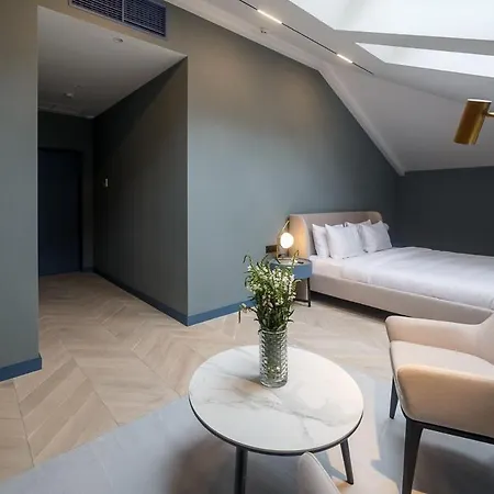 Hotel Lion's Castle 4*