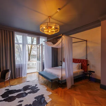 Lion's Castle Hotel