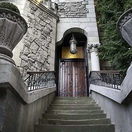 Lion's Castle Hotel 4*