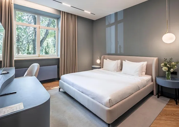 Hotel Lion's Castle 4*