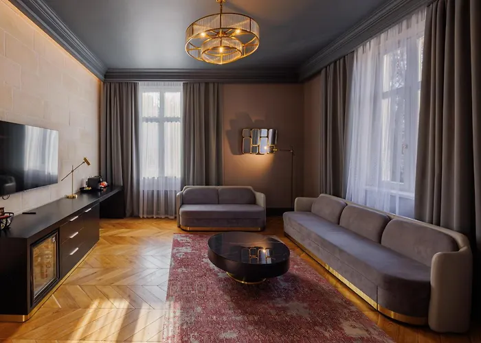 Hotel Lion's Castle 4*