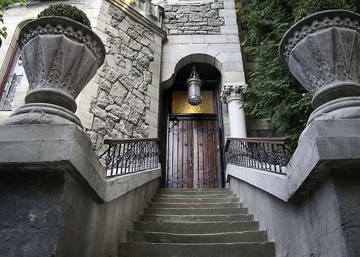 Lion's Castle Hotel 4*