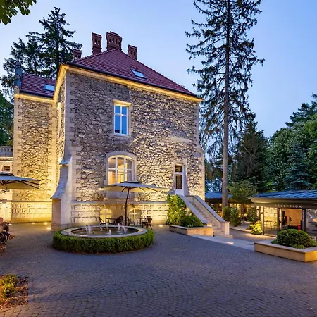 Lion's Castle Otel
