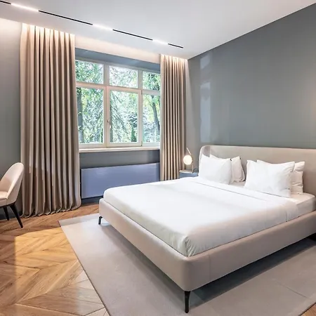 Lion's Castle מלון