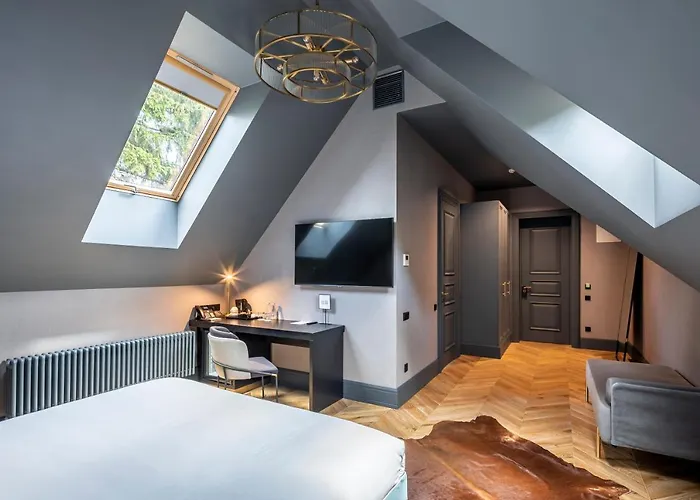 Hotel Lion's Castle 4*