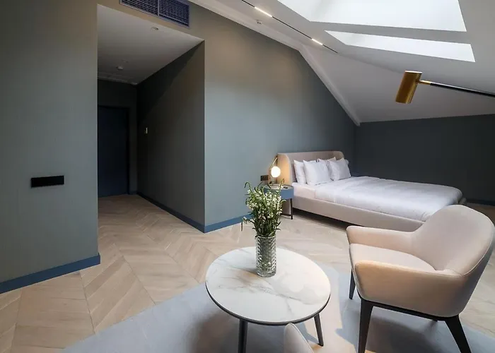 Hotel Lion's Castle 4*